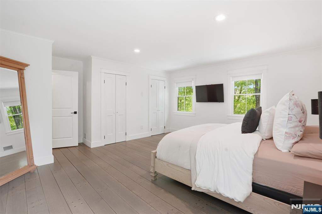 5 Bedroom Single Family Home/House's Image 19