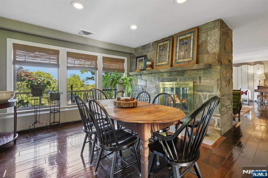 4 Bedroom Single Family Home/House's Image 7