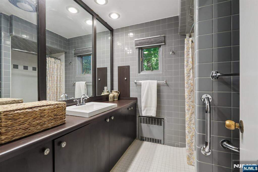 4 Bedroom Single Family Home/House's Image 16