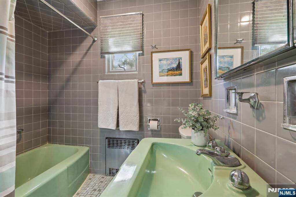 4 Bedroom Single Family Home/House's Image 18
