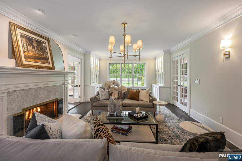 7 Bedroom Single Family Home/House's Image 10