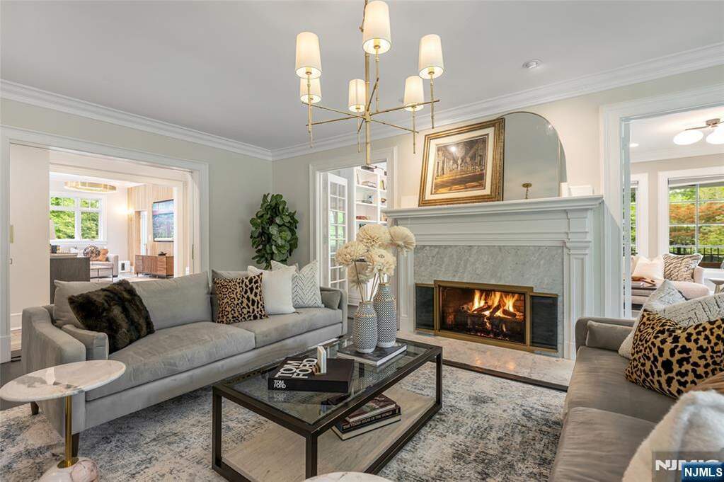7 Bedroom Single Family Home/House's Image 11