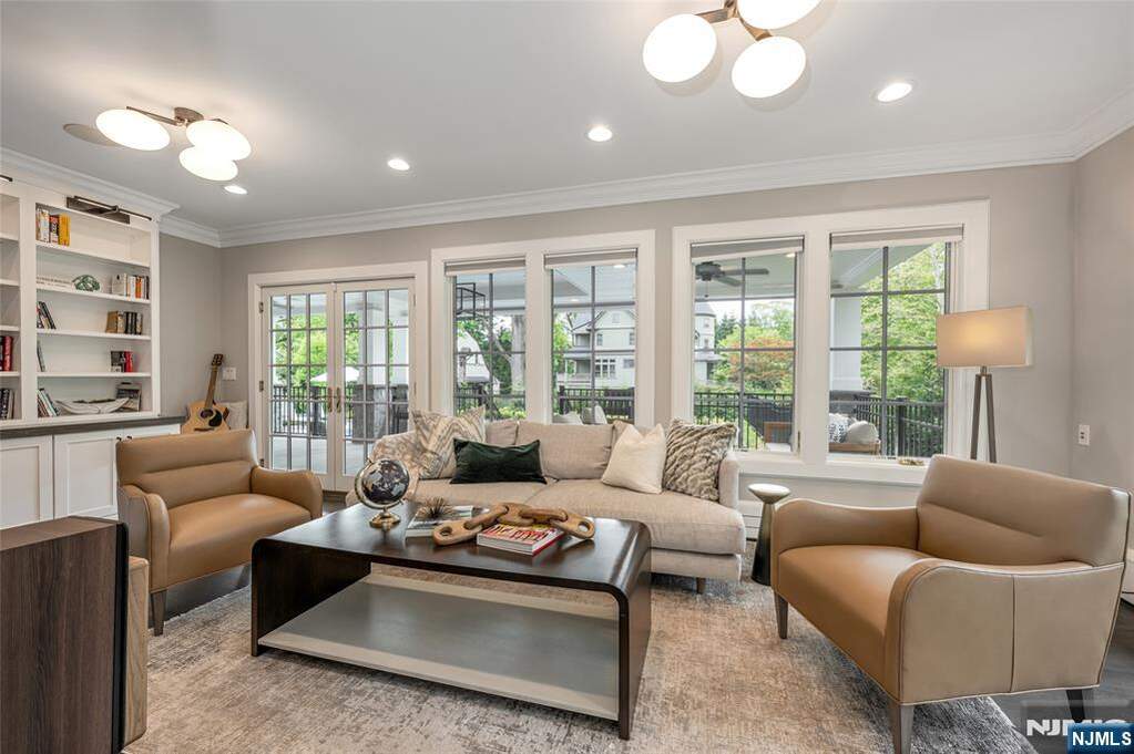 7 Bedroom Single Family Home/House's Image 12