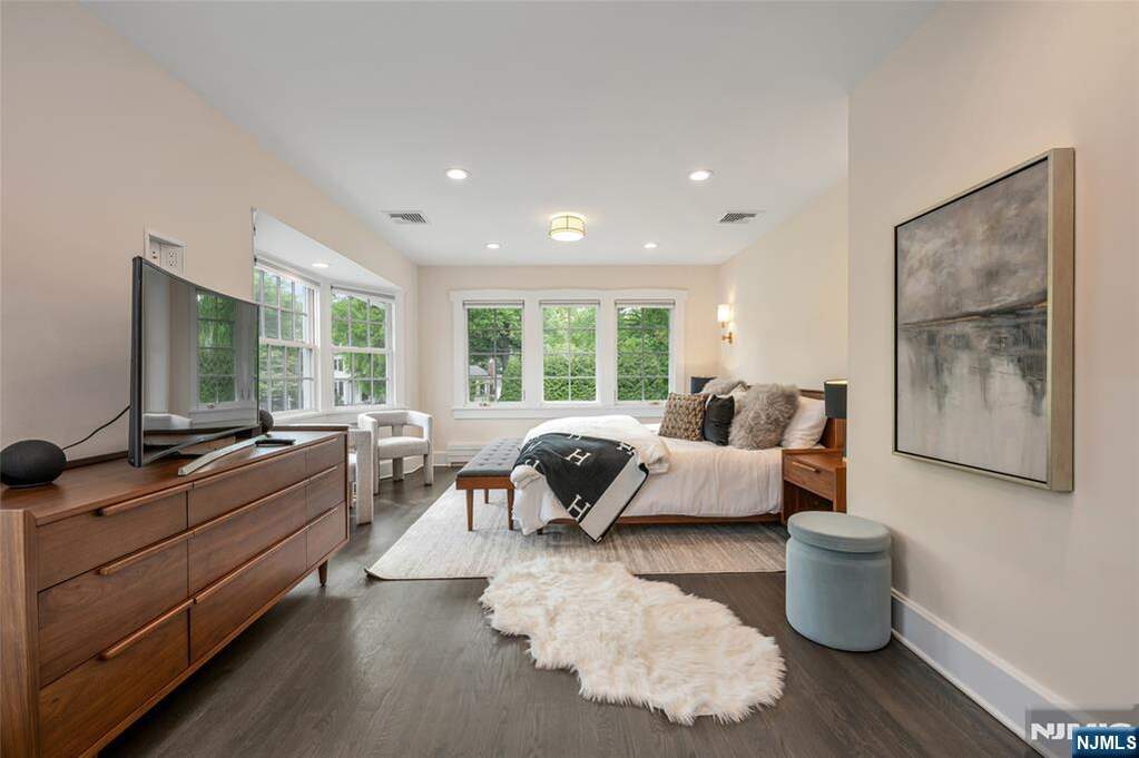 7 Bedroom Single Family Home/House's Image 17