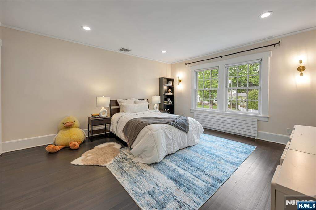 7 Bedroom Single Family Home/House's Image 21