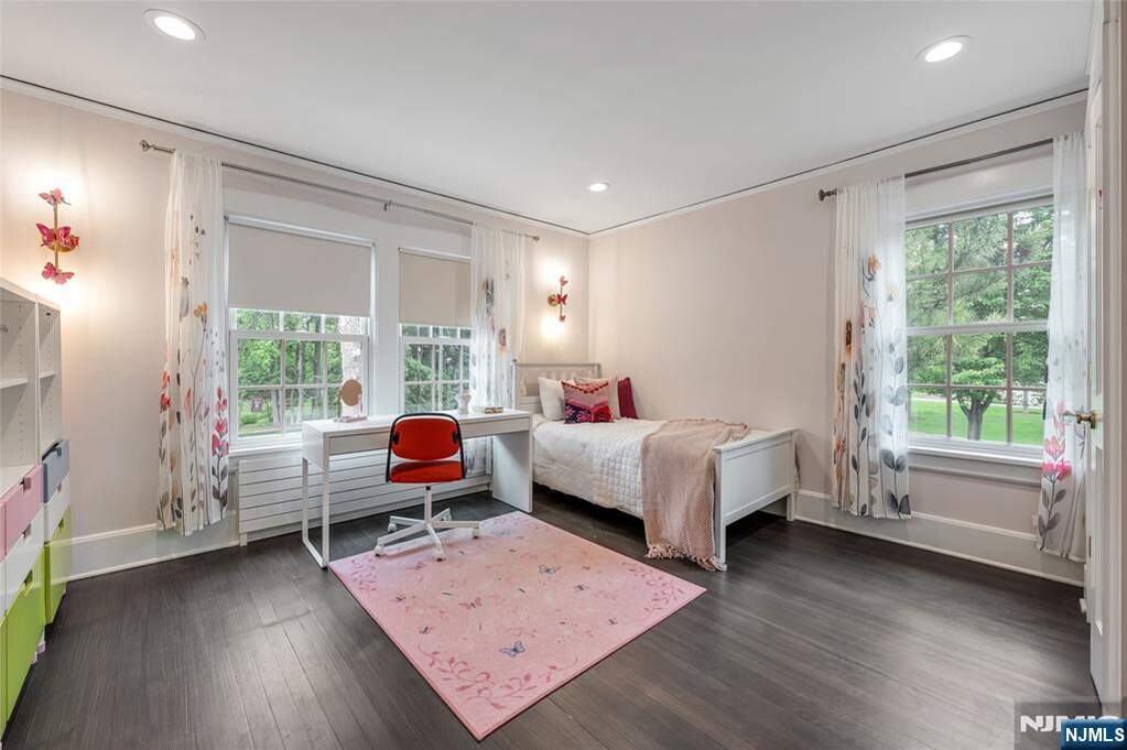 7 Bedroom Single Family Home/House's Image 25