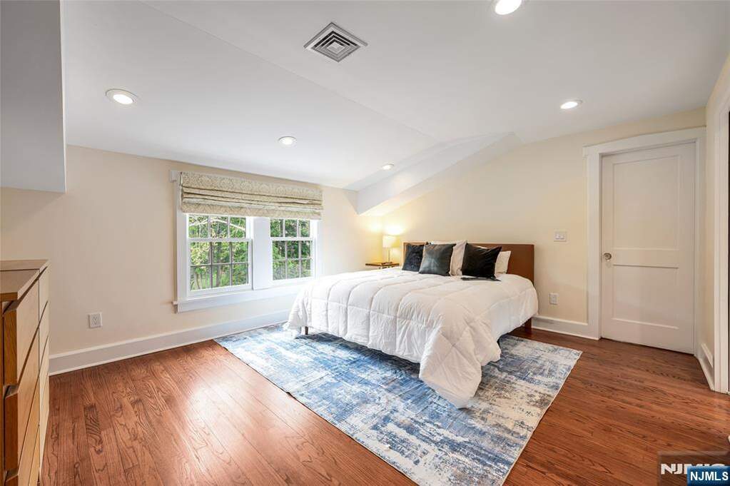7 Bedroom Single Family Home/House's Image 26