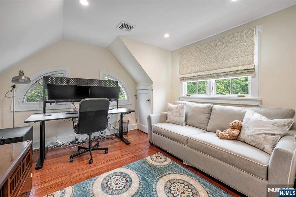 7 Bedroom Single Family Home/House's Image 27