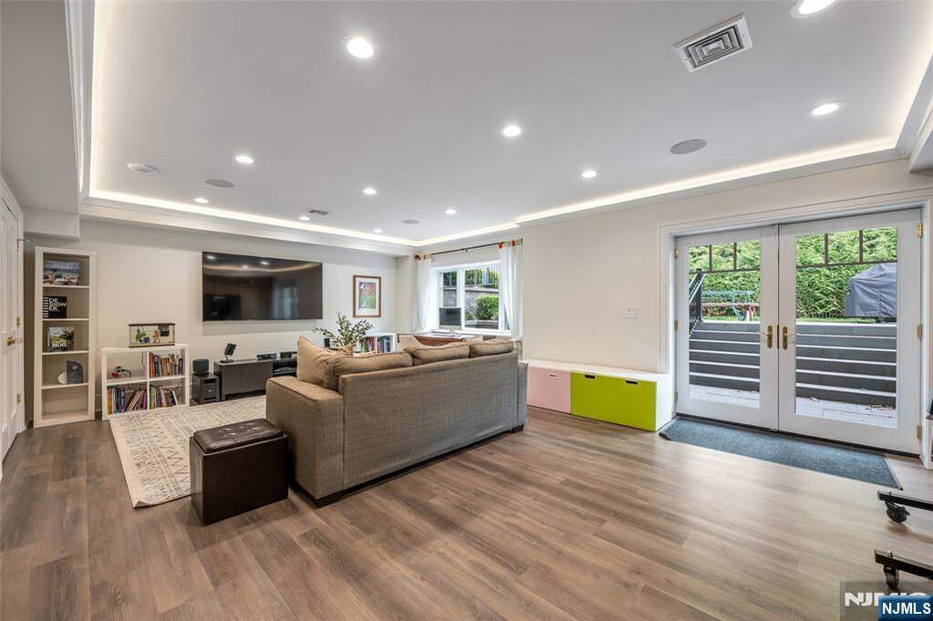 7 Bedroom Single Family Home/House's Image 30