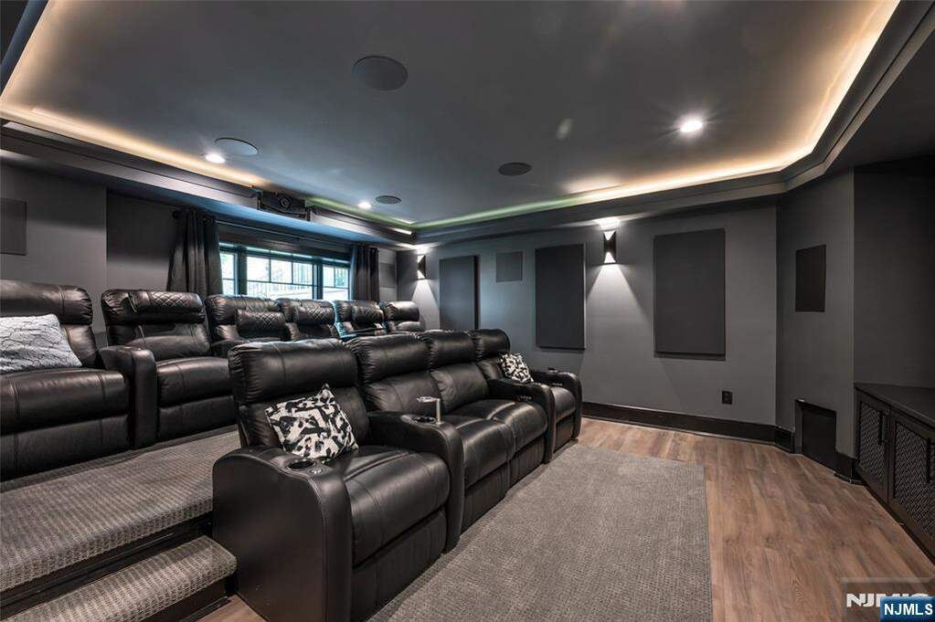 7 Bedroom Single Family Home/House's Image 31