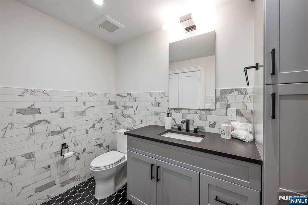 7 Bedroom Single Family Home/House's Image 34