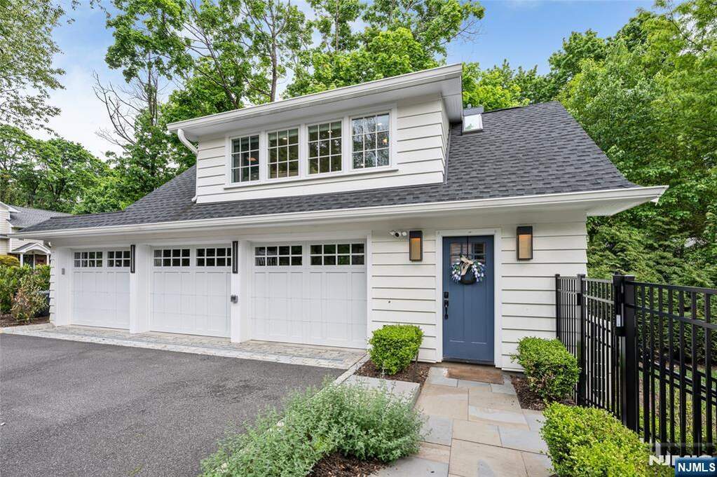 7 Bedroom Single Family Home/House's Image 37