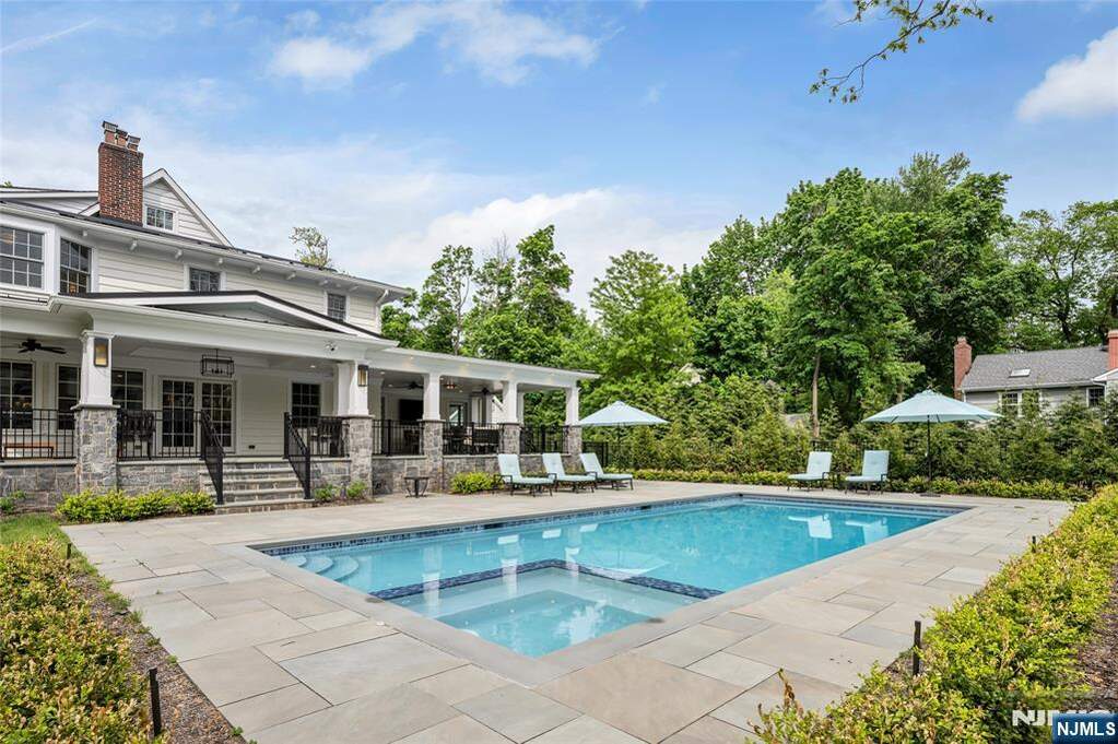 7 Bedroom Single Family Home/House's Image 43