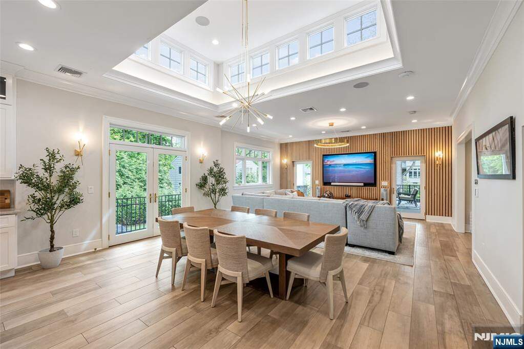 7 Bedroom Single Family Home/House's Image 3
