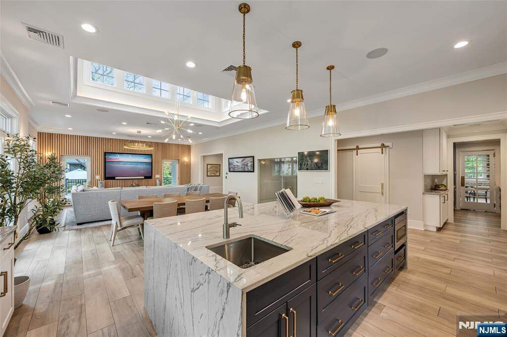 7 Bedroom Single Family Home/House's Image 6