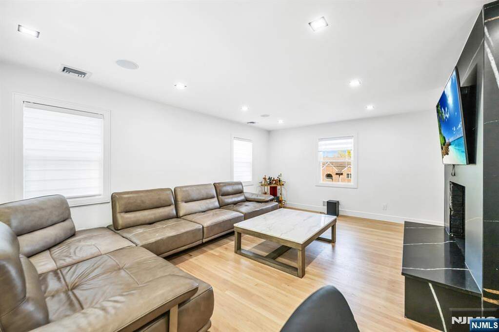 3 Bedroom Single Family Home/House's Image 3