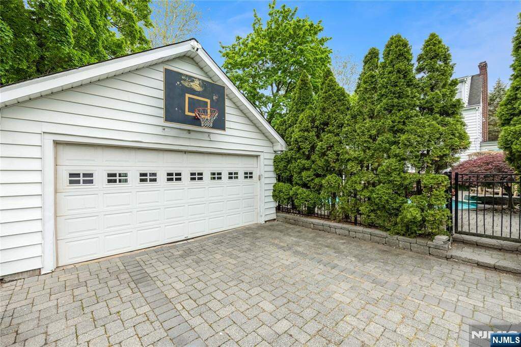 4 Bedroom Single Family Home/House's Image 27