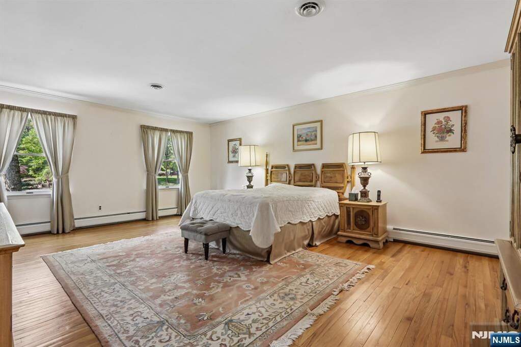 5 Bedroom Single Family Home/House's Image 11