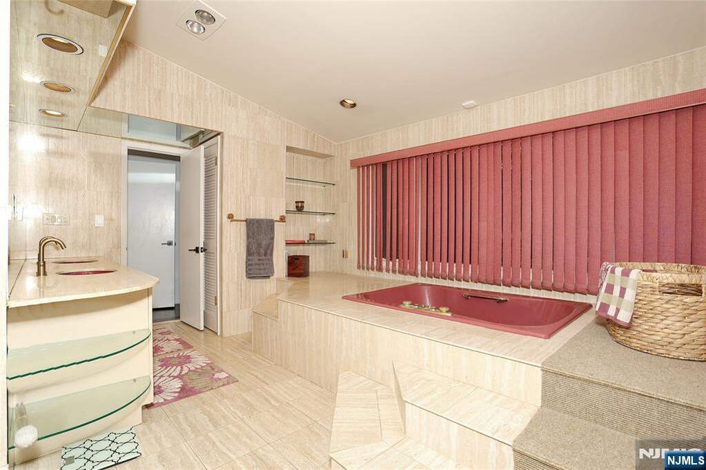 4 Bedroom Single Family Home/House's Image 25