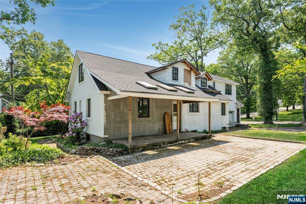 5 Bedroom Single Family Home/House's Image 9