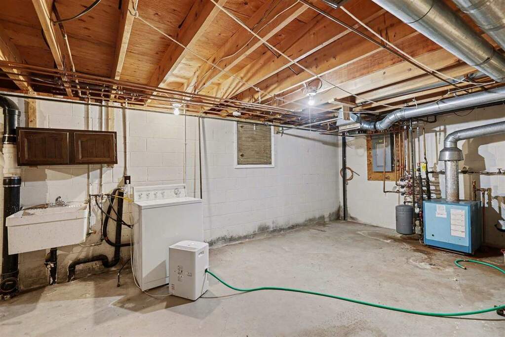 5 Bedroom Single Family Home/House's Image 28