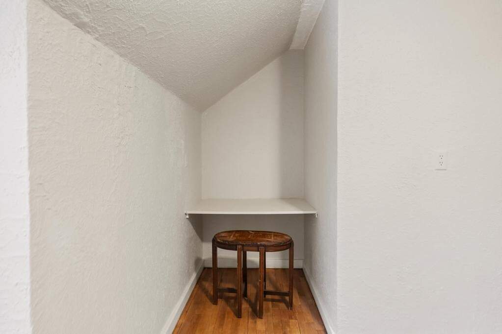 6 Bedroom Single Family Home/House's Image 25