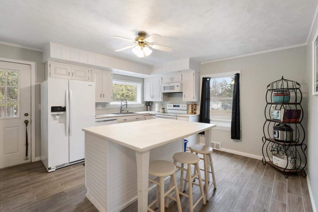 6 Bedroom Single Family Home/House's Image 6