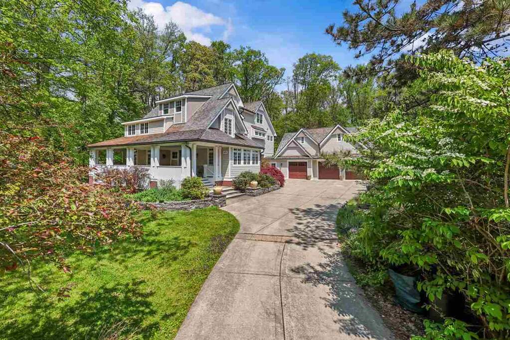 5 Bedroom Single Family Home/House's Image 38