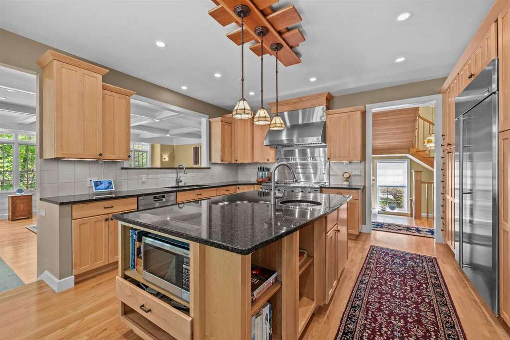 5 Bedroom Single Family Home/House's Image 3