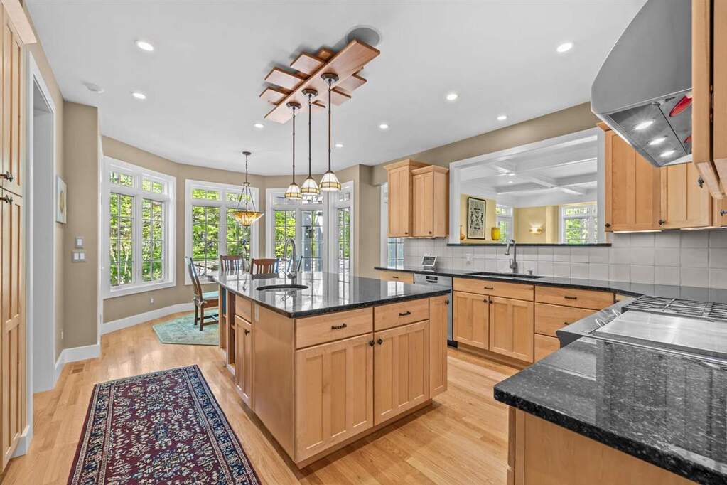 5 Bedroom Single Family Home/House's Image 4
