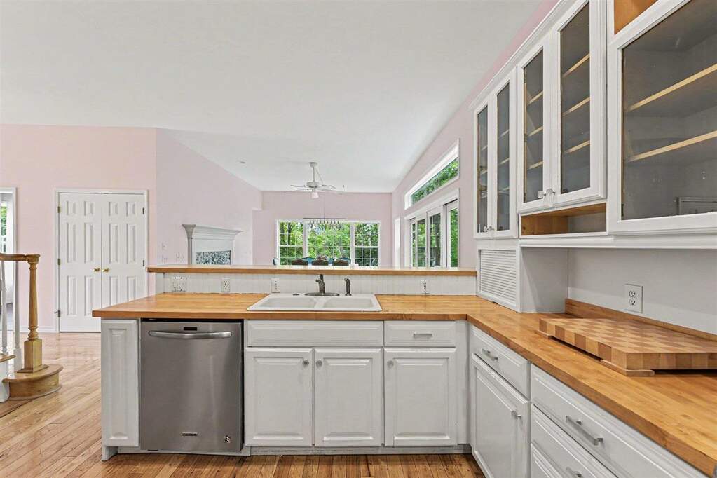 4 Bedroom Single Family Home/House's Image 3