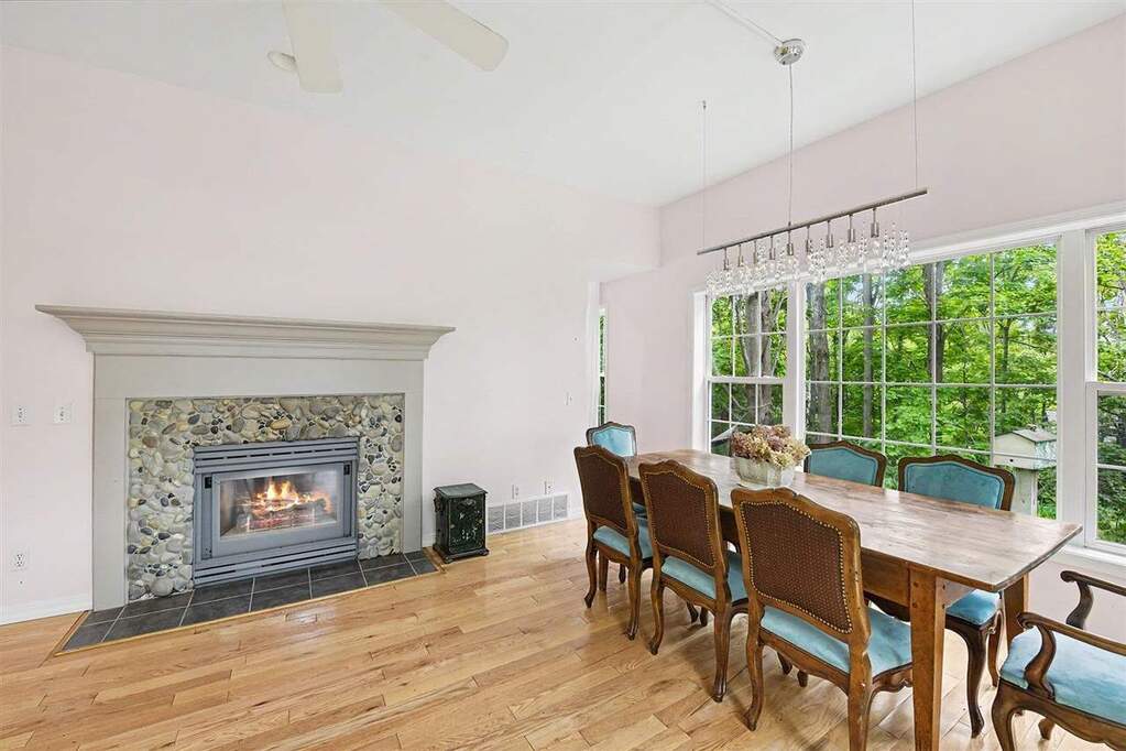 4 Bedroom Single Family Home/House's Image 6