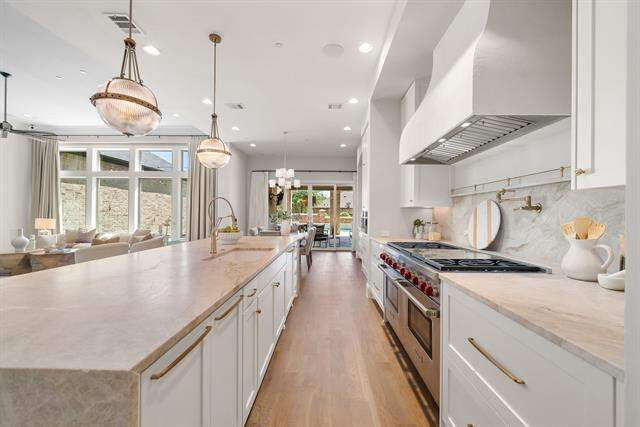 6 Bedroom Single Family Home/House's Image 9