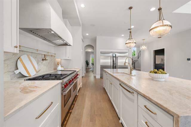 6 Bedroom Single Family Home/House's Image 10