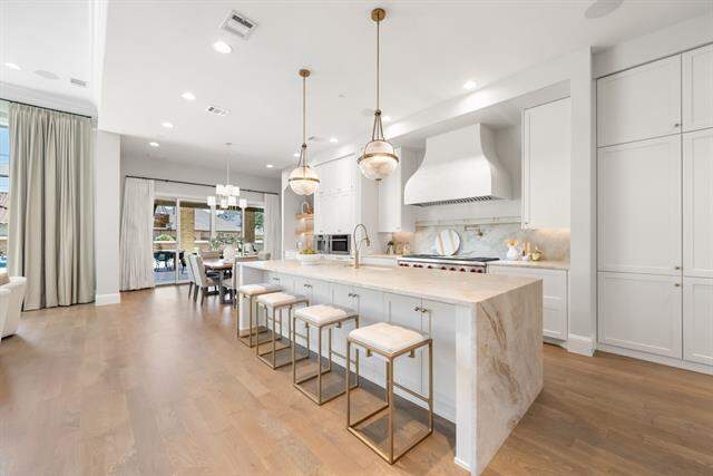 6 Bedroom Single Family Home/House's Image 13