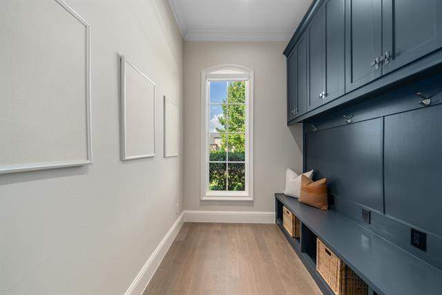 6 Bedroom Single Family Home/House's Image 18