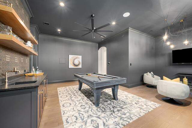 6 Bedroom Single Family Home/House's Image 24