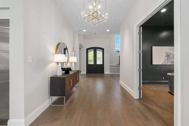 6 Bedroom Single Family Home/House's Image 3