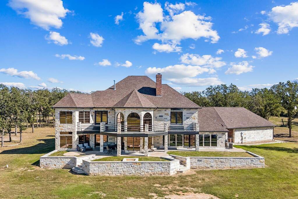 4 Bedroom Single Family Home/House's Image 3