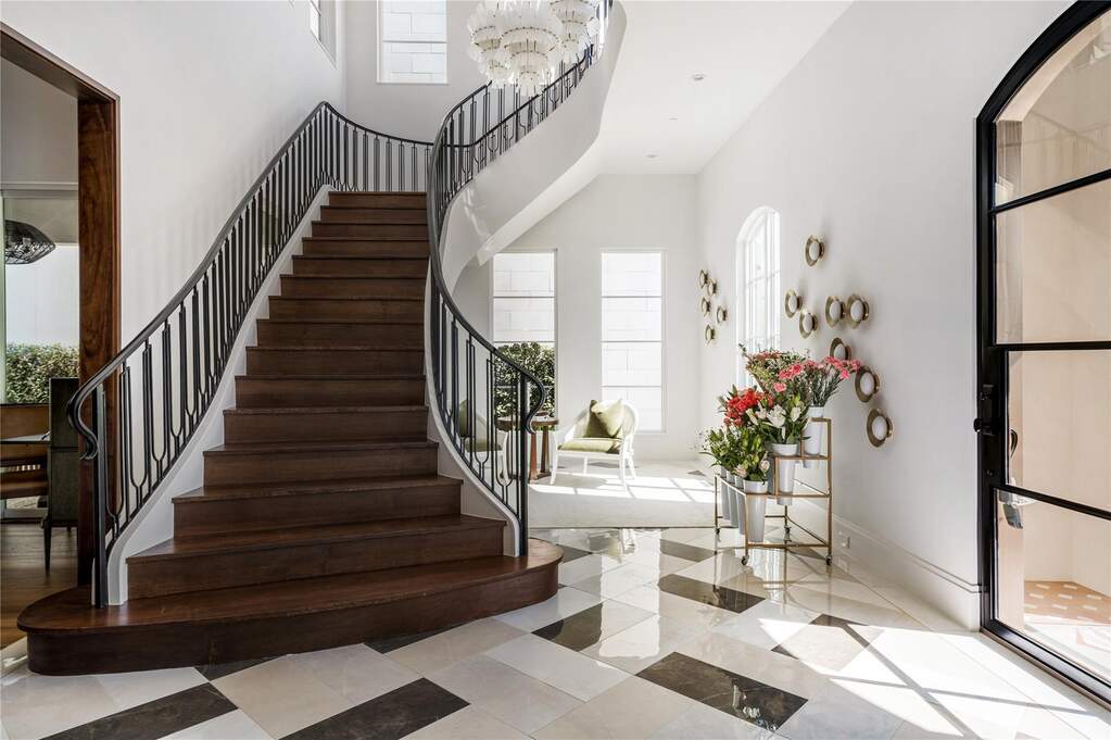 4 Bedroom Single Family Home/House's Image 3