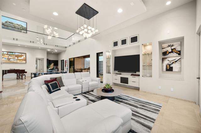 6 Bedroom Single Family Home/House's Image 10