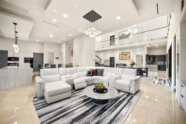 6 Bedroom Single Family Home/House's Image 11