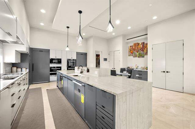 6 Bedroom Single Family Home/House's Image 12