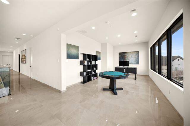 6 Bedroom Single Family Home/House's Image 20