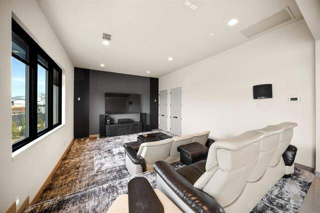 6 Bedroom Single Family Home/House's Image 21