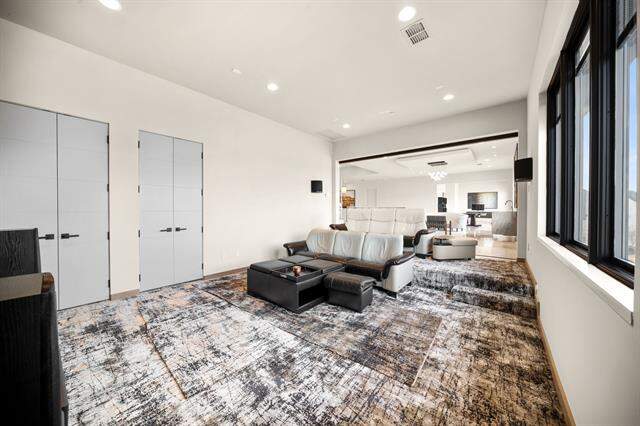 6 Bedroom Single Family Home/House's Image 22