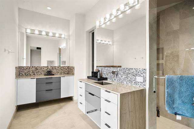 6 Bedroom Single Family Home/House's Image 24