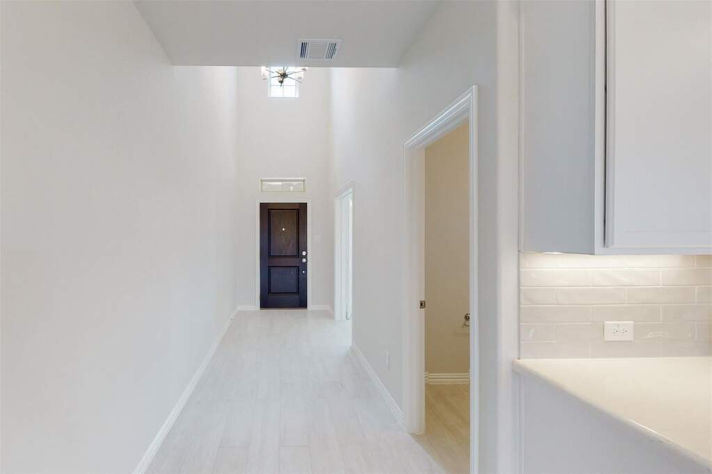 5 Bedroom Single Family Home/House's Image 7