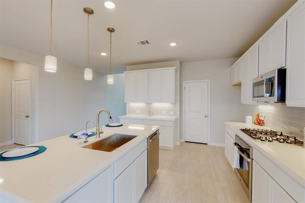 5 Bedroom Single Family Home/House's Image 9