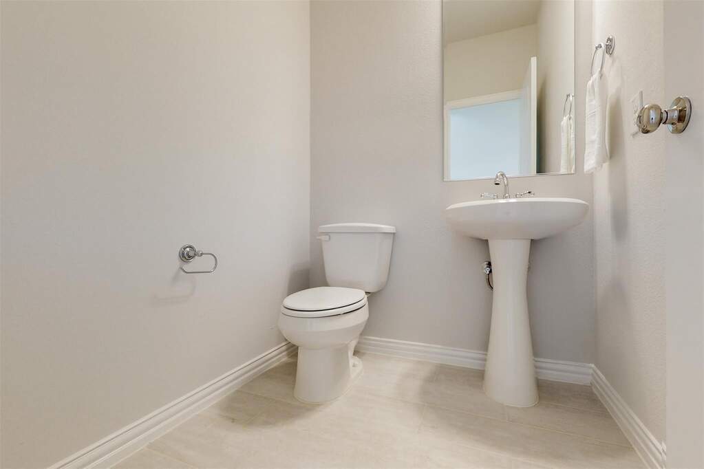 5 Bedroom Single Family Home/House's Image 6